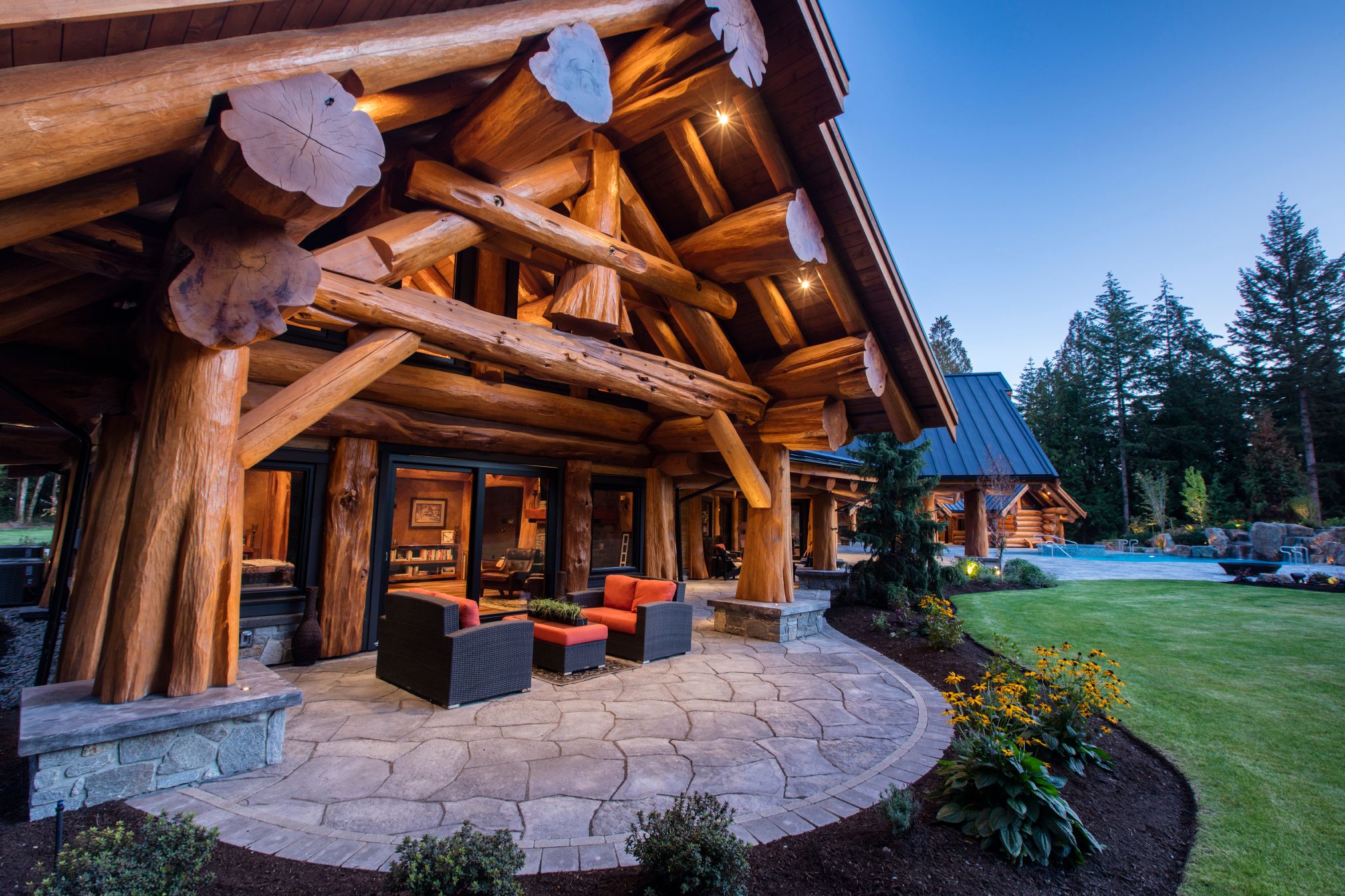 Residential seating on Grand Flagstone patio