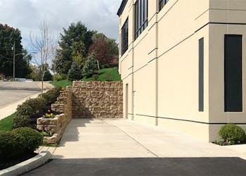 Fast Retaining Wall Installation For Office