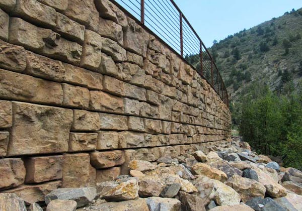 Ledgestone retaining wall