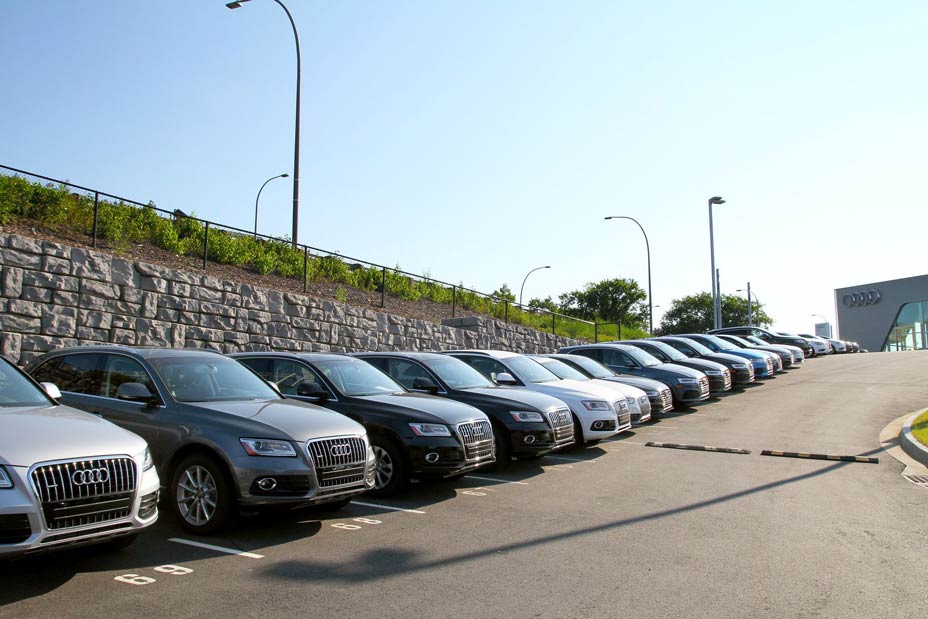 image of cars at car dealership with redi-rock retaining wall behind them