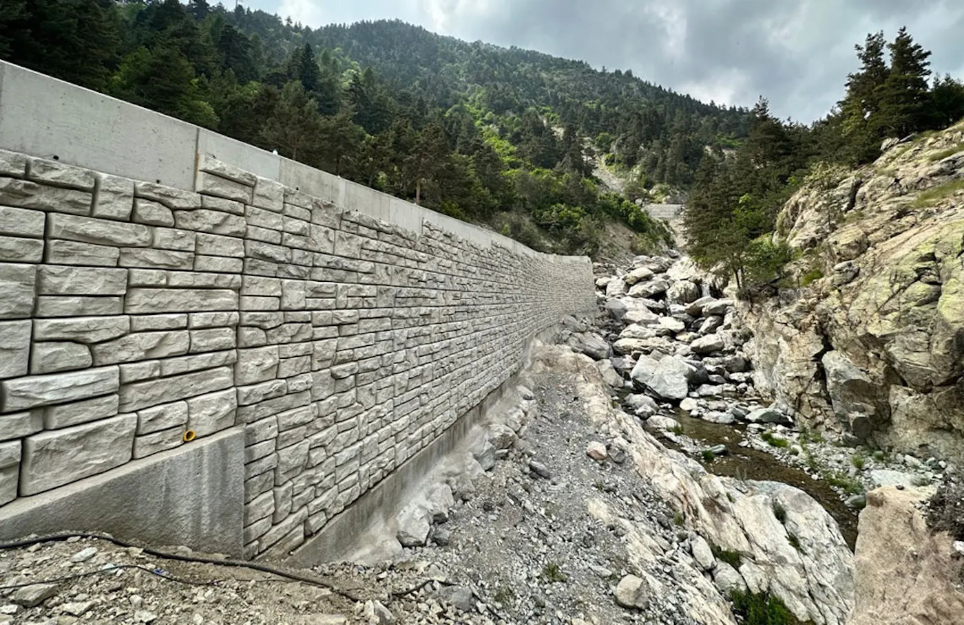 image of redi-rock ledgestone wall in rocky area