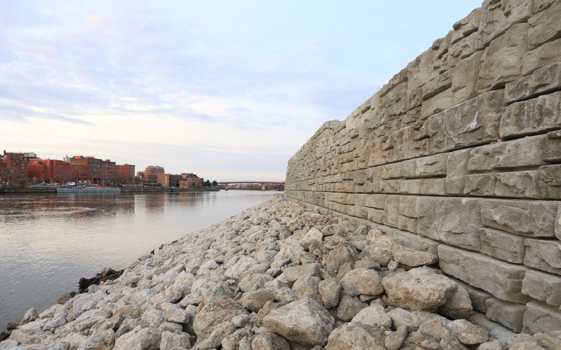 image of redi-rock ledgestone wall along riverbank for starbuck island