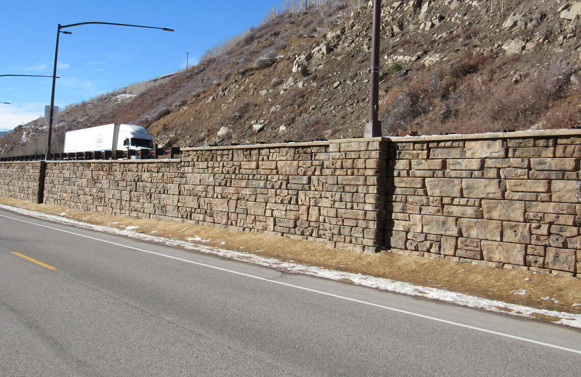 image of redi-rock ledgestone wall next to highway