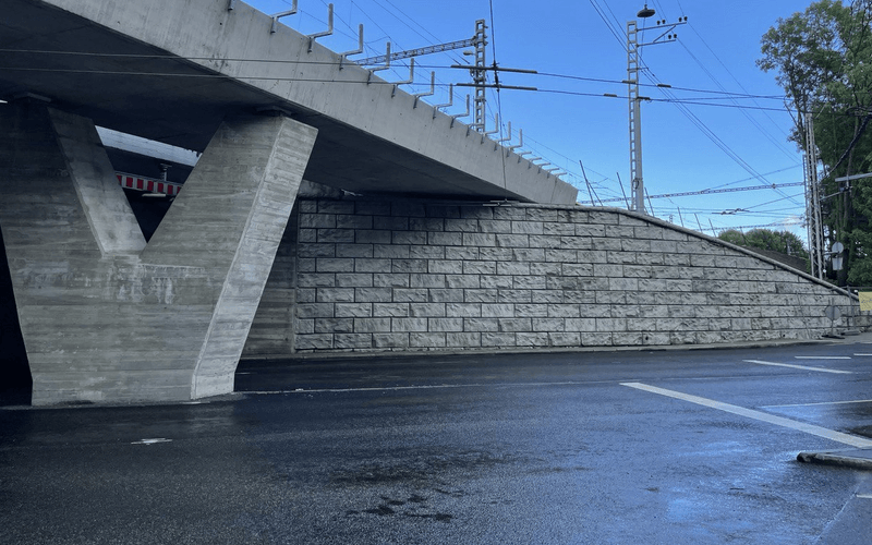 image of redi-rock kingstone texture viaduct wall for railway and road