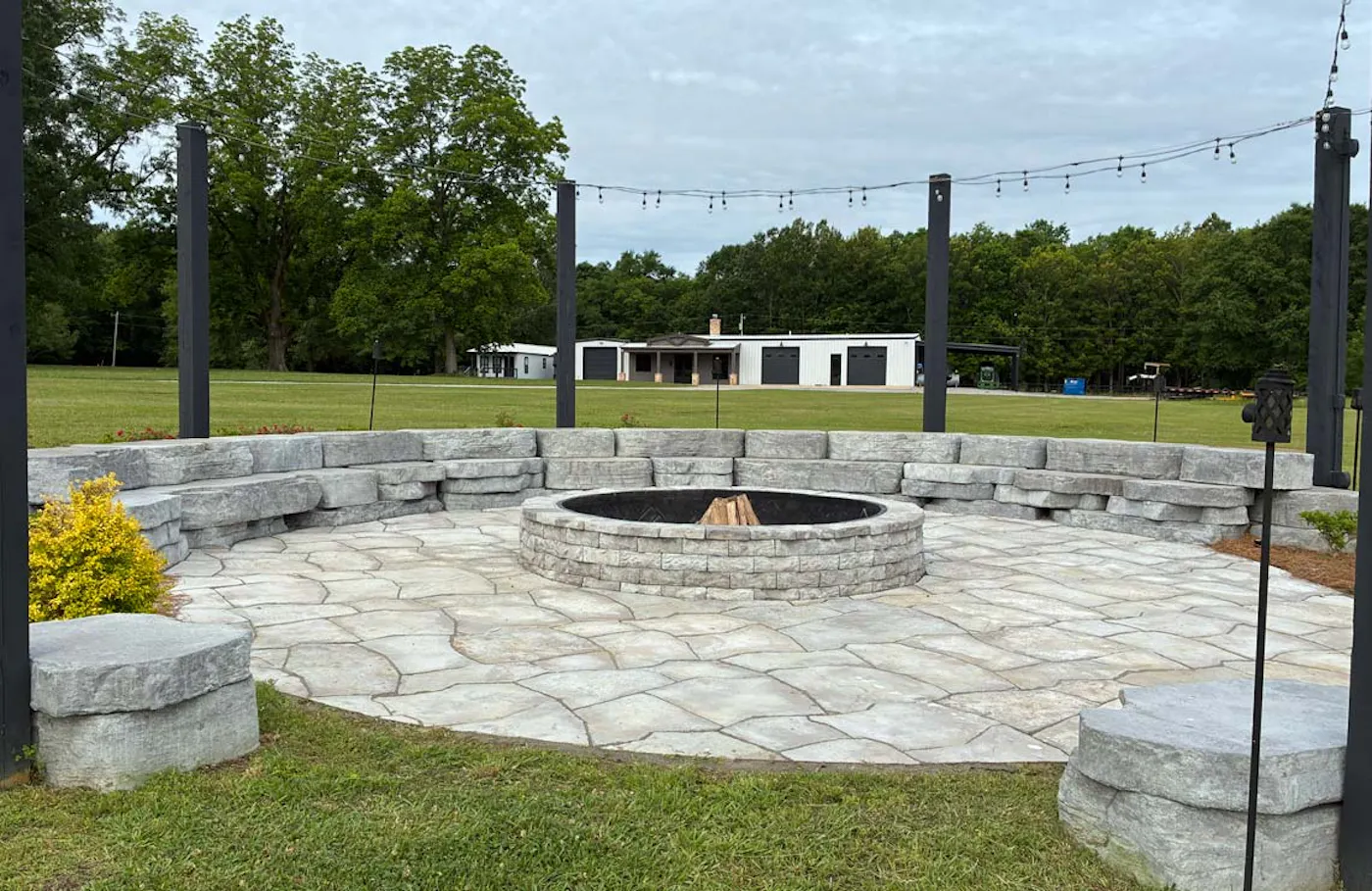 patio with rosetta outcropping, grand flagstone, and dimensional wedge fire pit