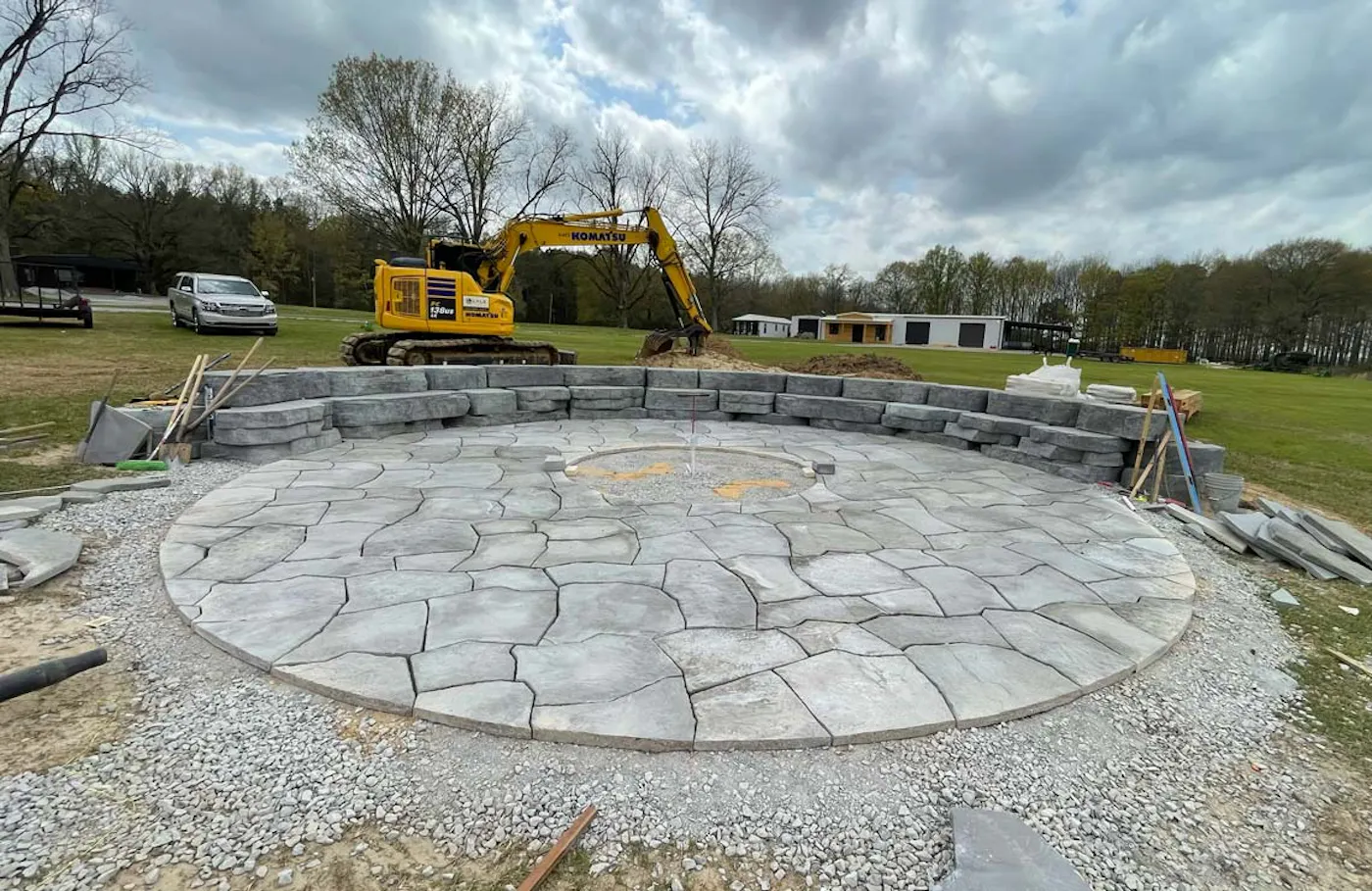 patio install with rosetta outcropping, grand flagstone, and dimensional wedge fire pit