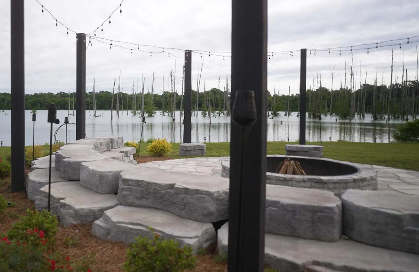 patio with rosetta outcropping, grand flagstone, and dimensional wedge fire pit