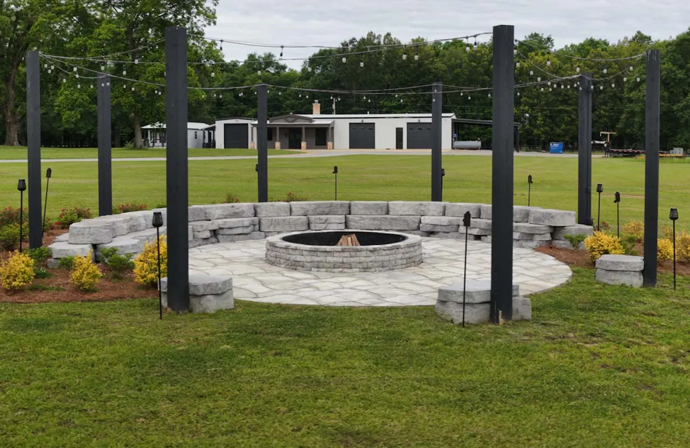 patio with rosetta outcropping, grand flagstone, and dimensional wedge fire pit