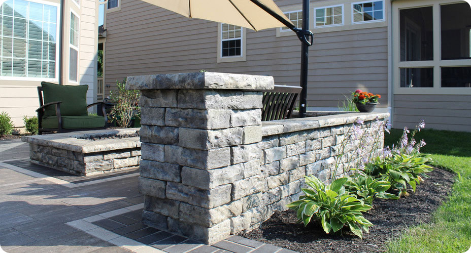 dimensional wall and column for patio area with fire pit