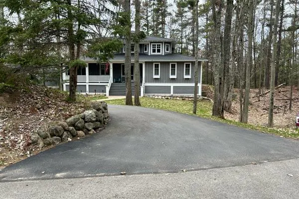 image of front driveway to house